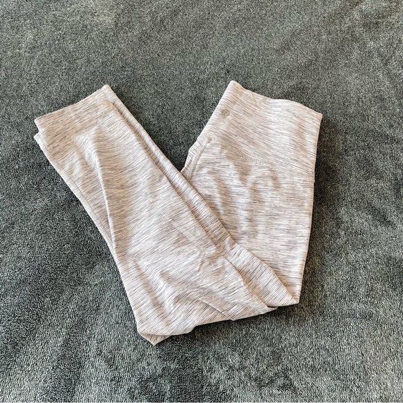 Lululemon Wunder Under Crop (Hi-Rise) (Luxtreme)
Grey Alpine White Size 6 - Picture 7 of 12